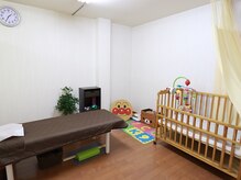 楽ケア/施術ベッドとキッズスペース