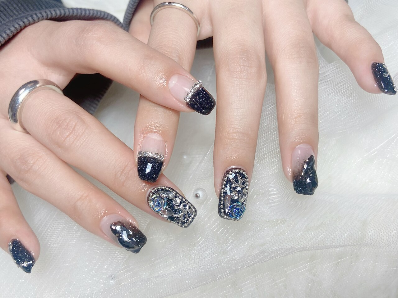 2026年冬トレンド】ブラック ラメグラデーション ハンドのネイル