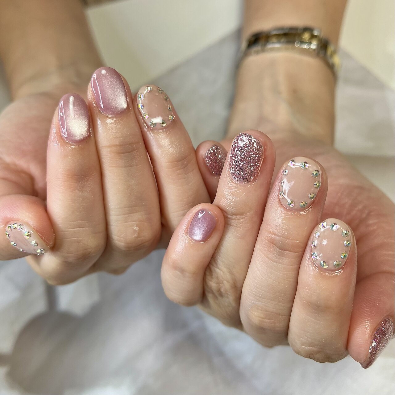 2026年冬トレンド】スワロネイルのネイルデザイン集｜人気順