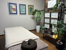 完全個室の施術室（観葉植物、ハワイアンミュージックと共に）