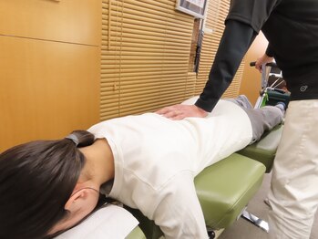 グリフィンカイロプラクティック院/コックステーブルでの腰のけん引