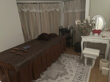 チルミー(chill me)の雰囲気（施術部屋、完全個室、キュートなドレッサー付き）