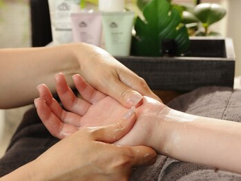 アンカバーネイルズ(ancover nails)の写真/《エイジングケア対策に♪》ネイルと一緒にお手元もケアできて一石二鳥◎年齢に負けない乾燥知らずの肌に。