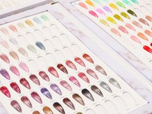 ネイルサロン　Naniの雰囲気（人気のマグネットを多数揃えています）