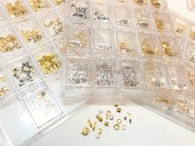 パーツも使って旬なネイルに！