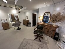 アンティークに包まれて、日常から少し離れて目元を磨く場所