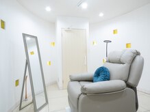 ドム(DOM)の雰囲気（内観です♪アイメニューはソファ、アイブロウはイスで行います◎）