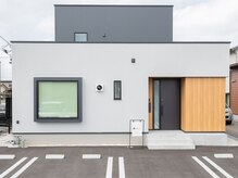 アンド リーラ(and leela)の雰囲気(店舗前に駐車スペースがございます。)