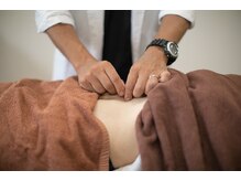 肌の露出を抑えるため上下二枚の大判タオルを掛けて施術してます