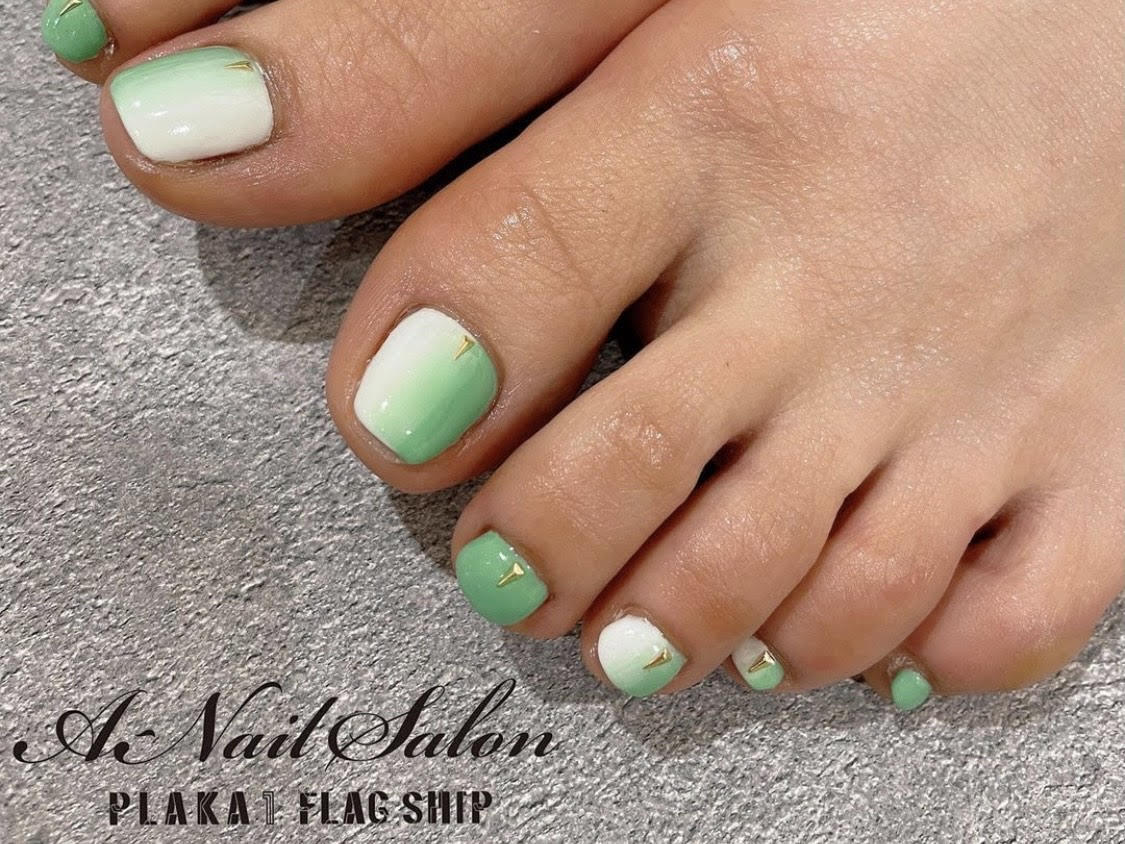 2025年-2026年冬トレンド】シンプル スタッズ フットのネイルデザイン