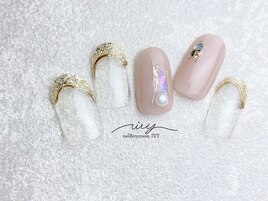 ビジューフレンチネイル