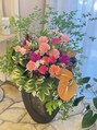 ウィード 橿原店(WEED by サロンドオリーブ)&nbsp;可愛いお花が出迎えてくれます！