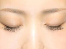 エクステンション装着後にまつげの撮影をします。その場でビフォーアフターをご確認いただけます。