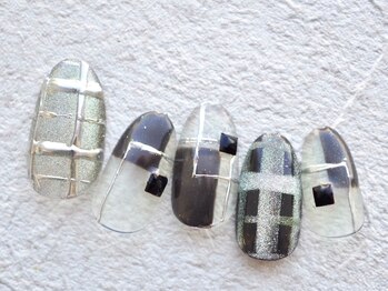 カトルナフ(quatre fois neuf)/モノトーンカラーのモードアート