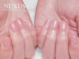 コーラルピンクの肌馴染みネイル
