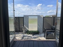 壁泉からの水の音が涼しく感じる癒し空間