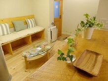 ボディケアサロン エクリュ(ecru)/木目調のエントランス