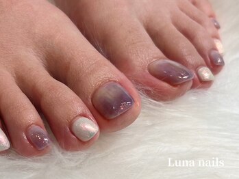 ルナネイルズ(Luna nails)の写真/約300色から選べるフットネイルで、足元をおしゃれに彩りましょう！リラックスできるフットバス付き◎