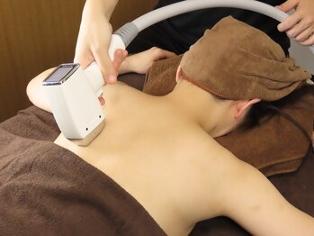 エル(L)/【施術】背中脱毛風景