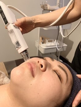 ビーアンドアイ シズオカテン レディース(B&I SHIZUOKA)の写真/【エアポテンツァ☆で憧れの韓流美肌/水光肌へ☆】最高峰技術で毛穴開き/ニキビケア/シミケア/たるみ改善へ