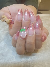 クマとイチゴネイル