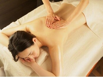カレン(KAREN)の写真/【オールハンド施術☆】家事や仕事で蓄積した首肩疲れに！アロマオイルを使用した極上マッサージで解消◎