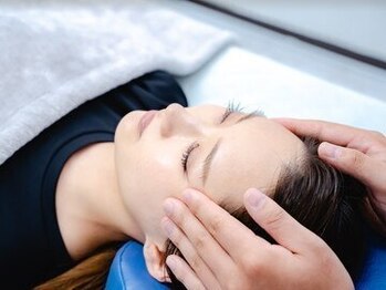 アイケアラボ AMOR麻布十番店(アイケアLaBo)/目元に低周波で施術を行います