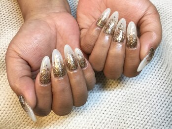 ラウト デコレーションアンドネイルサロン(Lauto Decoration&Nail Salon)/ホワイト&ゴールドスカルプ