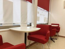 ビオマオコン(BIOマオコン)の雰囲気（赤が可愛い待合室♪）