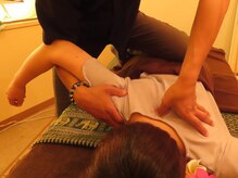 首肩、肩甲骨周りのお疲れもおまかせください。心地よい圧が◎