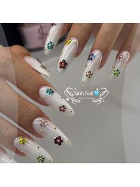 カラフルなストーンで花