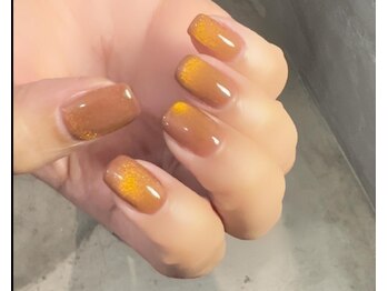 ノラ ミナミアオヤマ(NORA MINAMIAOYAMA)/ブラウンオレンジマグネット