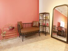ブラッシュネイルインク(Blush Nail inc.)の雰囲気（テラコッタピンクの壁が目を惹く非日常感のあるおしゃれな空間）