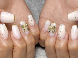 ホワイトゴールドガーリーネイル
