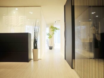 プラスエイト 新宿店の写真/お顔の印象は【眉毛】で決まる！あなたにとって本当に似合う眉毛をご提案★[新宿/メンズ眉毛専門サロン]