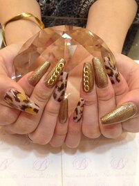 レオパードとゴールドネイル