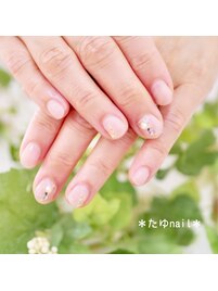 ビジューたっぷりネイル