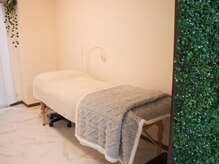 まつげ時々まゆ毛 / ℃/清潔感のある施術ベッド