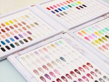 ネイルサロン　Naniの雰囲気（150色ほど色を取り揃えているので希望の色で対応できます）