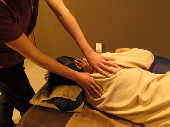 灸スタイル 掛川本院(灸Style)/抱き枕を使用した横向きの施術