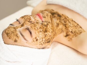エピシア(EPICIA)の写真/【つるんと輝く美白肌へ♪】お肌のターンオーバーを促進し、至近距離でも美しい毛穴レスな素肌へ☆