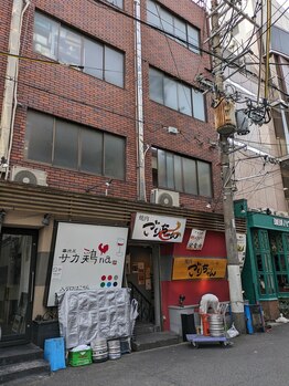 小顔整体研究所 KSラボ 梅田店/入り口の前は焼肉ごりちゃん