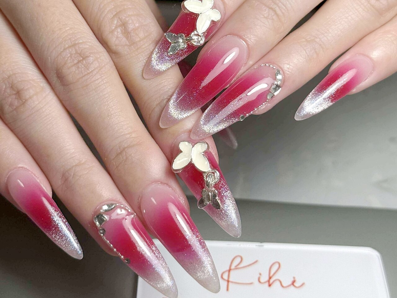 2026年冬トレンド】ガーリー フレンチのネイルデザイン集｜人気順