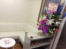 ラックハンズ(LUCK HANDS)の雰囲気（入口横の待合は明るく清潔感のあるスペース◎）