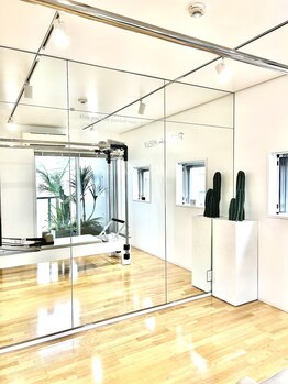 ミュー(MIEUX)/白が基調の綺麗なスタジオです。