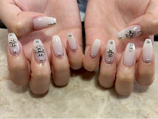 2025年春トレンド】シルバーパーツのネイルデザイン集｜人気順  