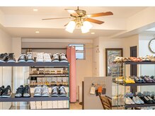 女性らしいピンクを基調とした清潔感のある明るい店内