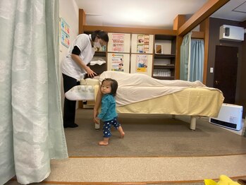 子育てママの整体サロン/施術中のお子様の様子