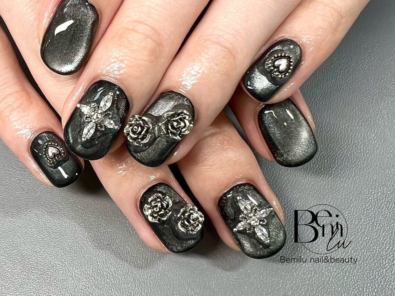 2025年-2026年冬トレンド】クロム ハンドのネイルデザイン集｜人気順