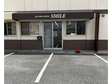 スマイル(SMILE)の雰囲気（駐車場サロン前の赤いコーンが目印です！）